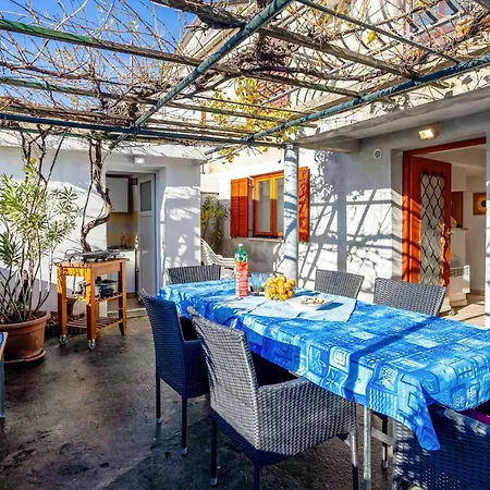 Ferienhaus Stunning In Grmani, Smrika With Kitchen