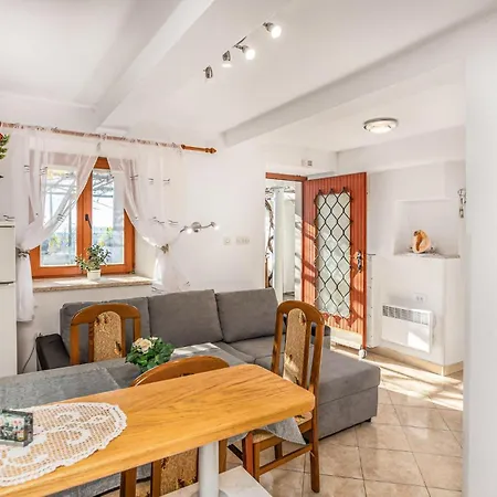 Ferienhaus Stunning In Grmani, Smrika With Kitchen